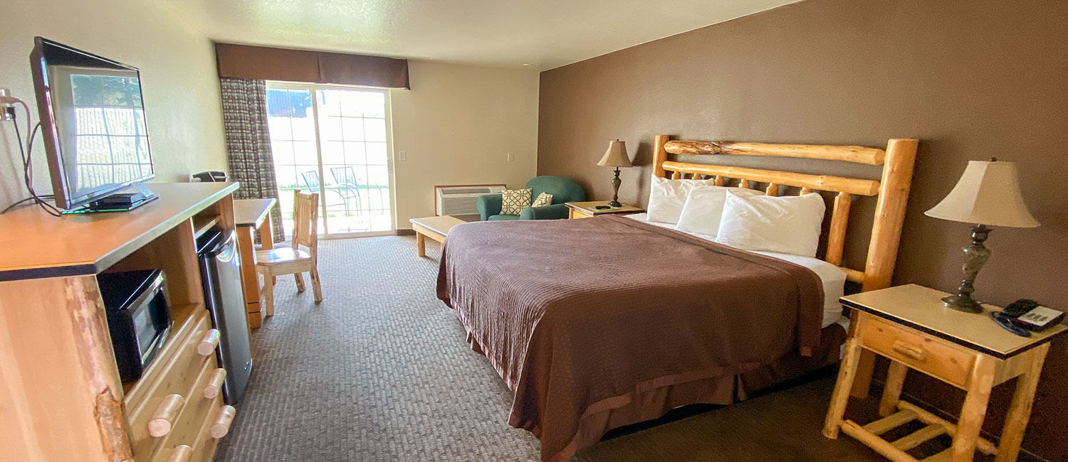 RELAX IN A WELL-APPOINTED ROOM AT OUR SISTERS, OREGON HOTEL