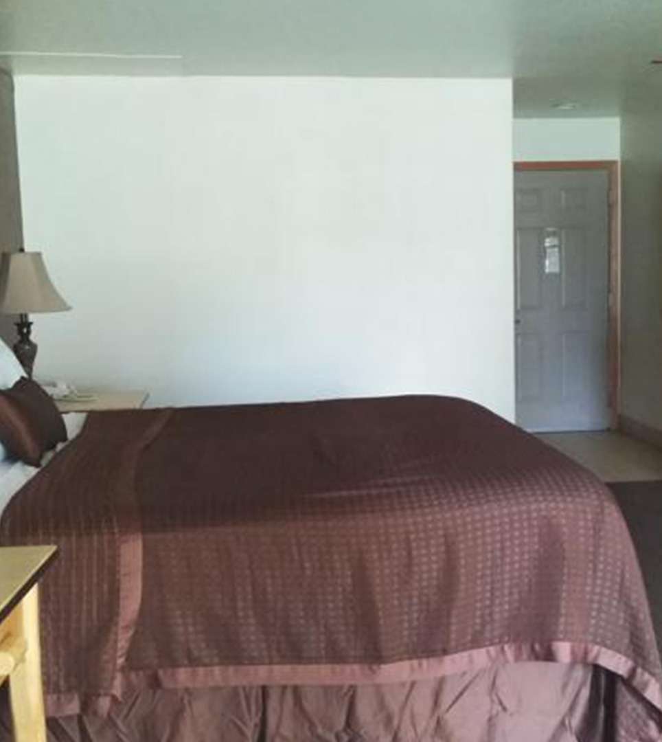 BOOK DIRECT AND SAVE! THE LOWEST RATES AVAILABLE FOR SISTERS INN & SUITES ARE ONE CLICK AWAY