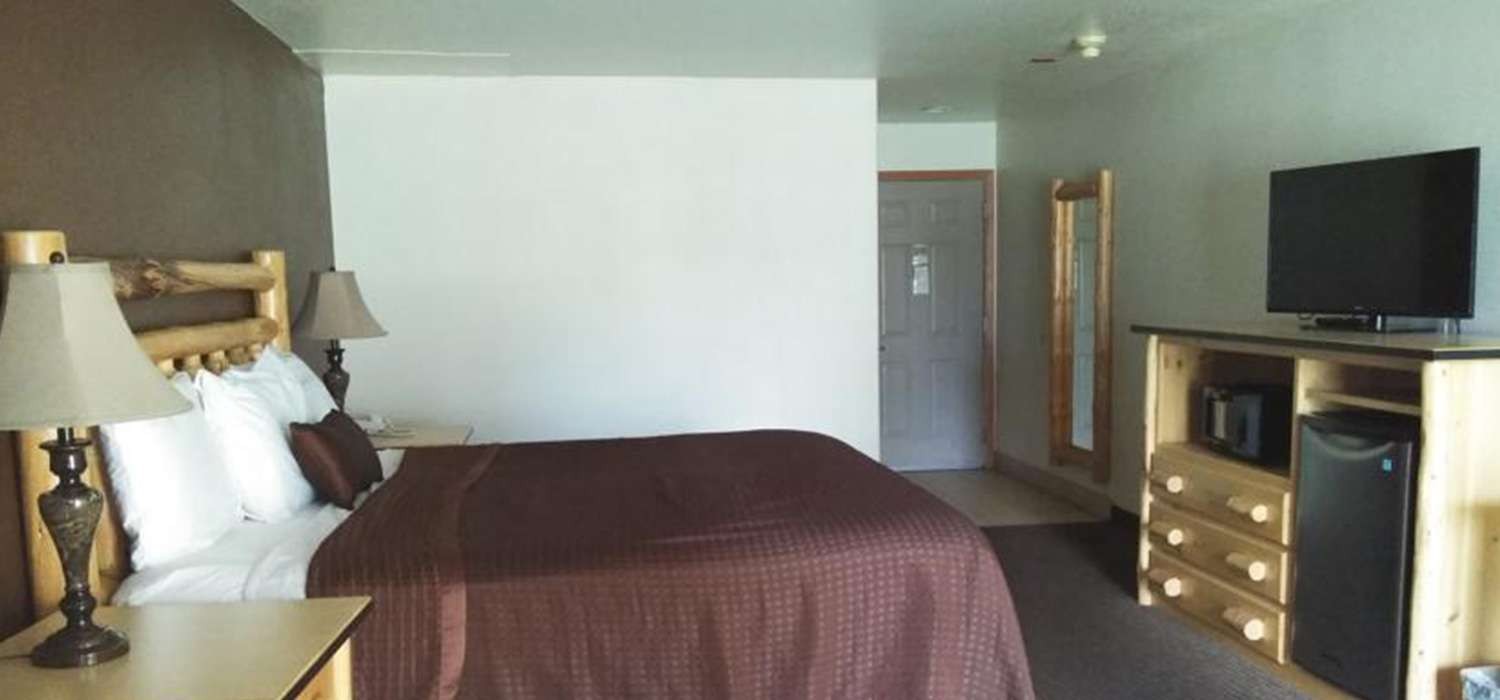 BOOK DIRECT AND SAVE! THE LOWEST RATES AVAILABLE FOR SISTERS INN & SUITES ARE ONE CLICK AWAY