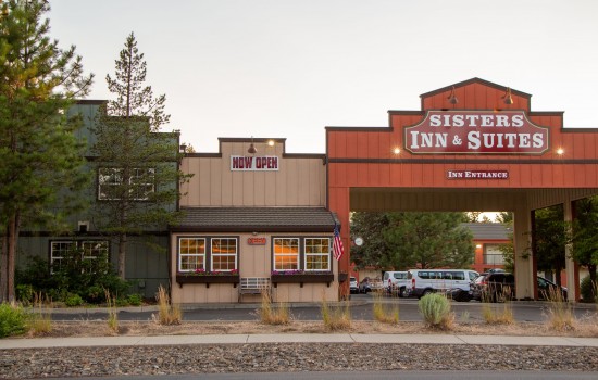 Sisters Inn & Suites - Exterior View