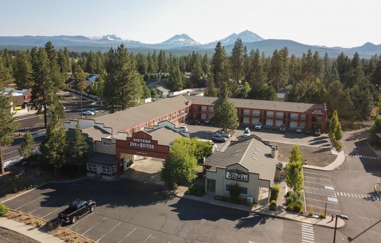 Sisters Inn & Suites - Exterior View