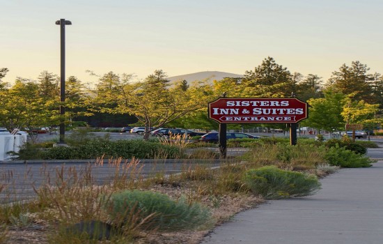 Sisters Inn & Suites - Entrance