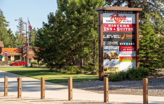 Sisters Inn & Suites - Entrance